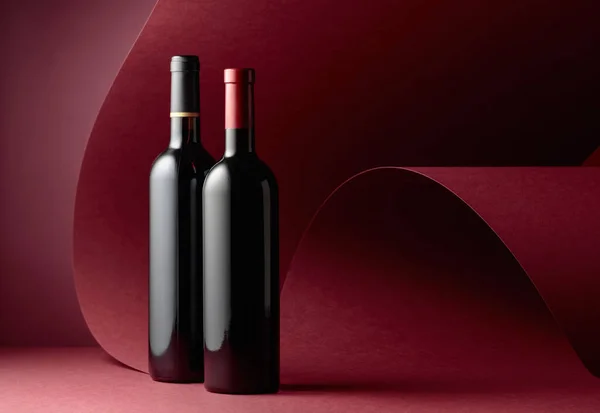 Botellas Vino Tinto Sobre Fondo Tinto Copiar Espacio —  Fotos de Stock