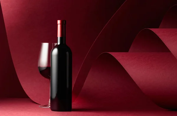 Botella Copa Vino Tinto Sobre Fondo Rojo Copiar Espacio — Foto de Stock