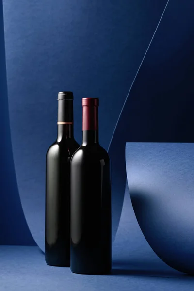 Botellas Vino Tinto Sobre Fondo Azul Copiar Espacio —  Fotos de Stock