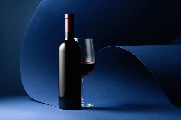 Botella Copa Vino Tinto Sobre Fondo Azul Copiar Espacio —  Fotos de Stock