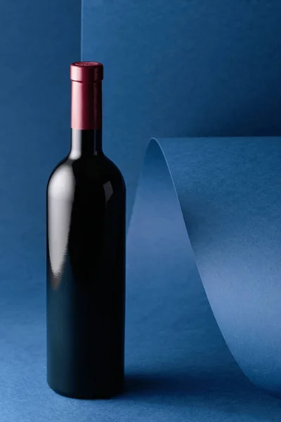 Bottiglia Vino Rosso Fondo Blu Copia Spazio — Foto Stock