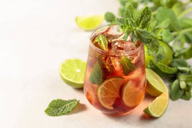 Küba kokteyli, rom, kola, nane ve limon. Soğuk serinletici içecek, sisli bardaktaki doğal buzla birlikte..