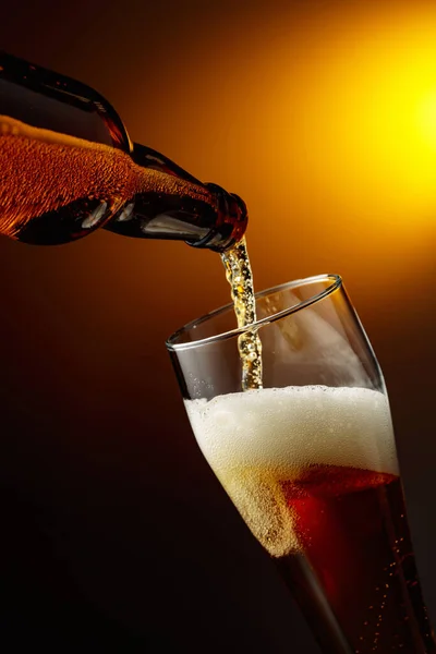 Bier Aus Der Flasche Ein Hohes Glas Gießen — Stockfoto