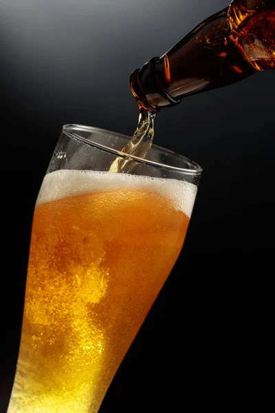 Versare Birra Una Bottiglia Bicchiere Alto — Foto Stock