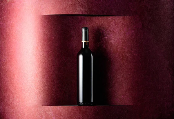 Flasche Rotwein Auf Rotem Hintergrund Kopierraum — Stockfoto