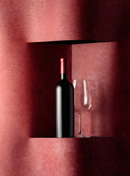 Flaska Och Glas Rött Vin Röd Bakgrund Kopiera Utrymme — Stockfoto