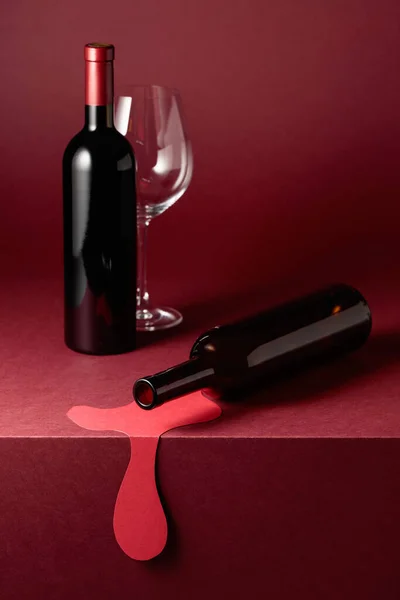 Flessen Rode Wijn Een Leeg Glas Een Rode Achtergrond Concept — Stockfoto