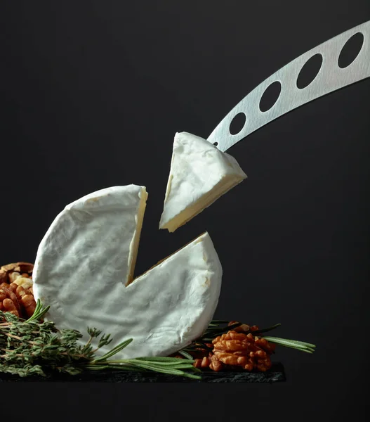 Cevizli Peynir Kekik Siyah Arka Planda Biberiye Boşluğu Kopyala — Stok fotoğraf