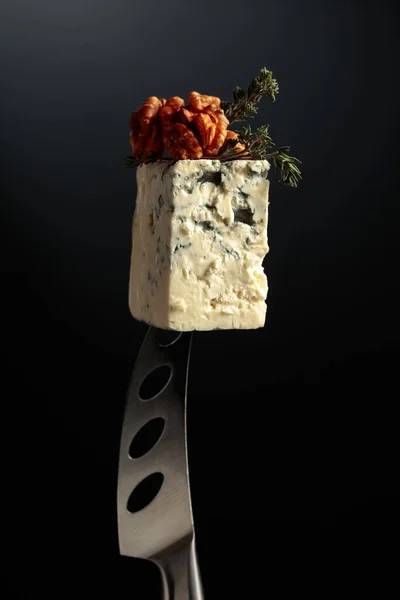 Голубой Сыр Орехами Тимьяном Ноже — стоковое фото