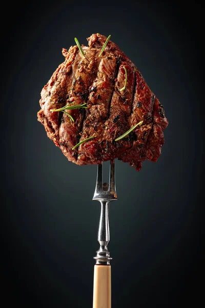 Grilovaný Hovězí Steak Rozmarýnem Černém Pozadí Hovězí Steak Vidličce Posypaný — Stock fotografie
