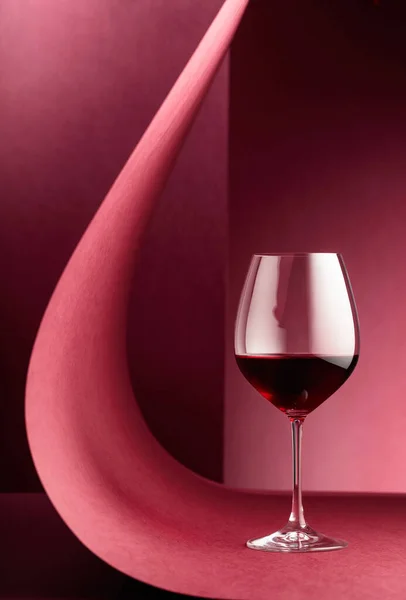 Ένα Ποτήρι Κόκκινο Κρασί Κόκκινο Φόντο Αντιγραφή Χώρου — Φωτογραφία Αρχείου