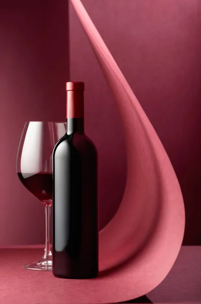 Garrafa Copo Vinho Tinto Sobre Fundo Vermelho Espaço Cópia — Fotografia de Stock