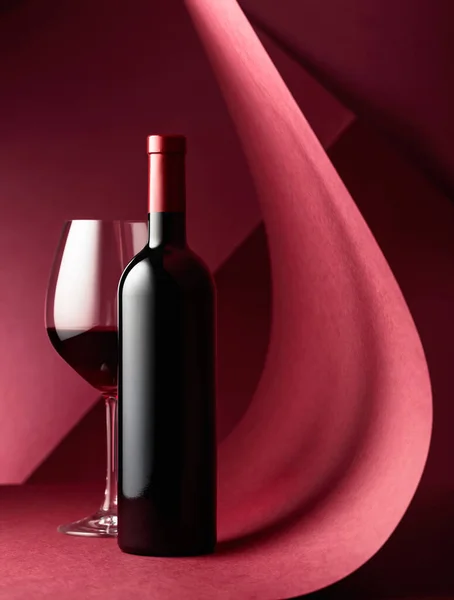 Μπουκάλι Και Ένα Ποτήρι Κόκκινο Κρασί Κόκκινο Φόντο Αντιγραφή Χώρου — Φωτογραφία Αρχείου