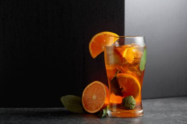 Kokteyl ya da buz, nane ve portakallı ferahlatıcı bir yaz içeceği. Boşluğu kopyala.
