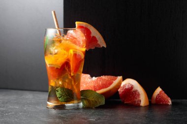 Kokteyl ya da buz, nane ve greyfurtlu ferahlatıcı bir yaz içeceği. Boşluğu kopyala.