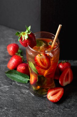 Kokteyl. Buzlu, naneli ve çilekli ferahlatıcı bir içecek..