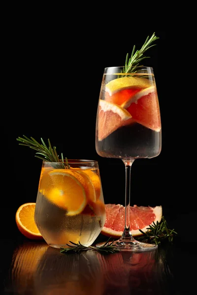 Gin Tonic Con Hielo Romero Naranja Pomelo Vasos Esmerilados Gafas —  Fotos de Stock