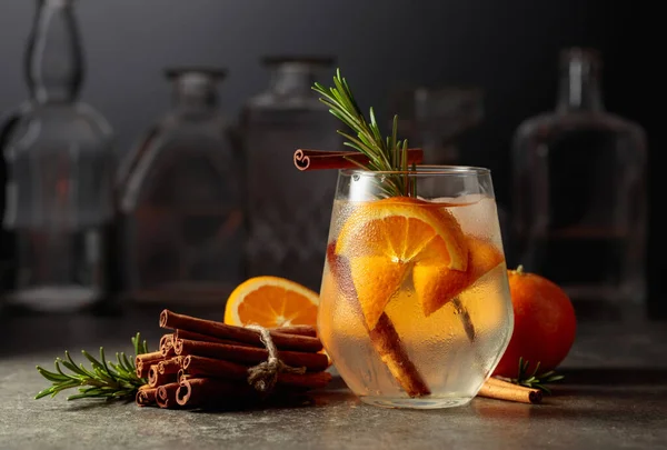Cóctel Gin Tonic Con Hielo Romero Canela Naranja Una Mesa —  Fotos de Stock