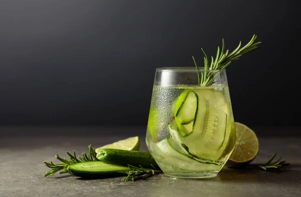 Cocktail Gin Tonic Med Rosmarin Lime Och Gurka Ett Stenbord — Stockfoto