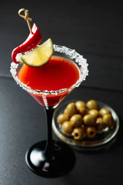 Cocktail Bloody Mary Avec Citron Vert Poivron Rouge Olives Vertes — Photo