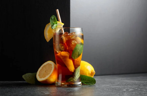 Cocktail Uma Bebida Refrescante Verão Com Gelo Hortelã Limão Espaço — Fotografia de Stock