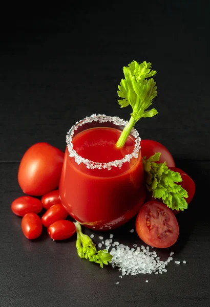 Tomatensaft Mit Sellerie Frischen Tomaten Und Meersalz Auf Schwarzem Hintergrund — Stockfoto