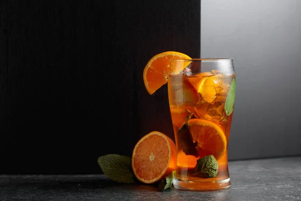 Cocktail Uma Bebida Refrescante Verão Com Gelo Hortelã Laranja Espaço — Fotografia de Stock