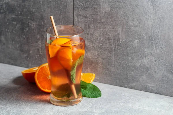 Cocktail Med Mynte Appelsin Kold Forfriskende Drink Med Ingredienser Grå - Stock-foto