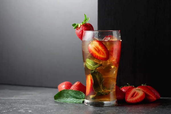 Cocktail Summer Refreshing Drink Ice Mint Strawberries Copy Space — Stock Photo, Image