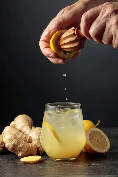 Джинджер Але Льдом Лимоном Сок Выжат Лимона Старой Деревянной Соковыжималкой — стоковое фото