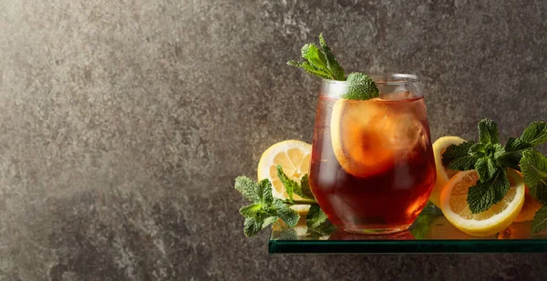 Cocktail Ett Fruset Glas Uppfriskande Drink Med Citron Och Mynta — Stockfoto