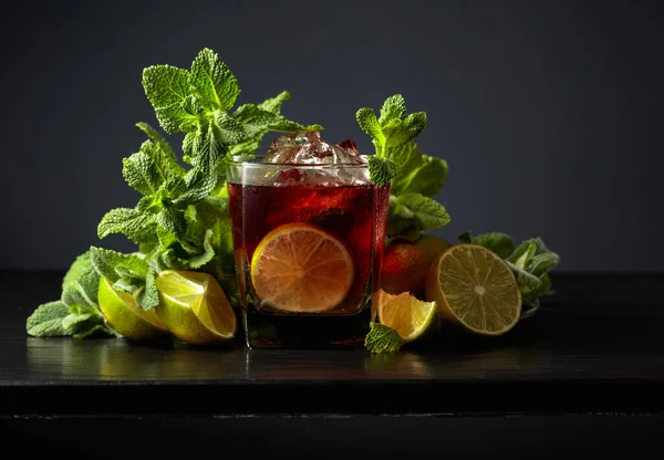 Cocktail Kuba Libre Med Rom Cola Mint Och Lime Ett — Stockfoto