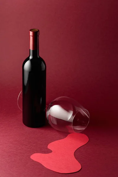 Bottiglia Bicchiere Vino Rosso Fondo Rosso Copia Spazio — Foto Stock