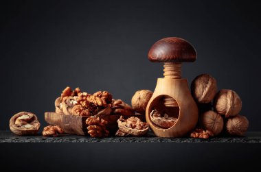 Siyah arka planda cevizler. Boşluğu kopyala.