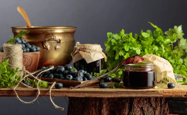 Guci Kecil Dengan Selai Blueberry Meja Kayu Tua — Stok Foto