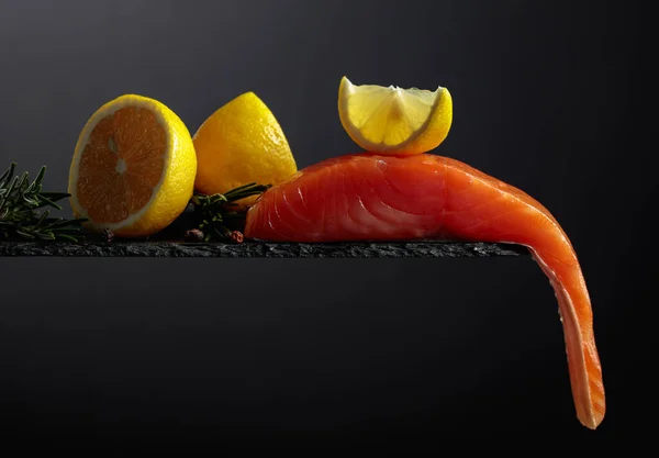 带有迷迭香味 柠檬味和胡椒味的鲑鱼 背景为黑色 复制空间 — 图库照片