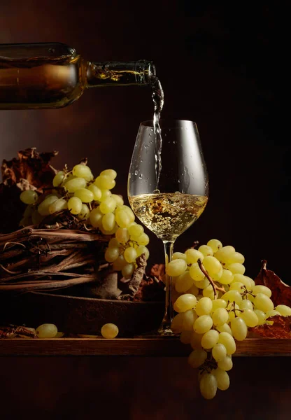 Vino Viene Versato Bicchiere Vino Bianco Grappolo Uva — Foto Stock