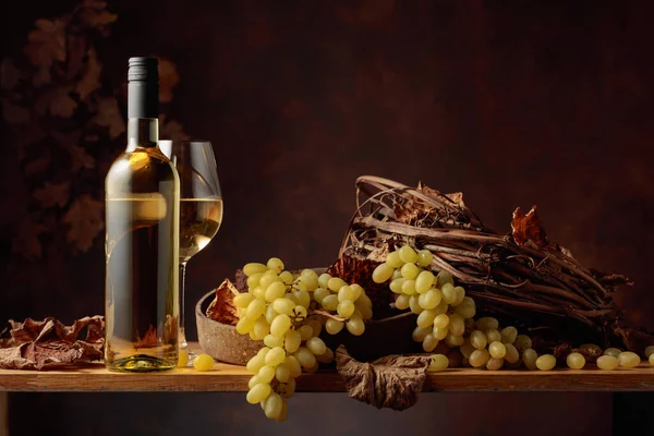 Garrafa Copo Vinho Branco Com Cacho Uvas Mesa Madeira Vintage — Fotografia de Stock