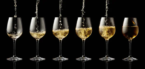 Versare Vino Bianco Bicchiere Uno Sfondo Nero Riflettente — Foto Stock