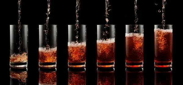 Налить Газированный Напиток Стакан Черном Отражающем Фоне — стоковое фото
