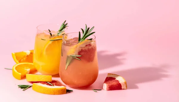 Cocktails Mit Grapefruit Orange Rosmarin Und Eis Getränke Auf Rosa — Stockfoto