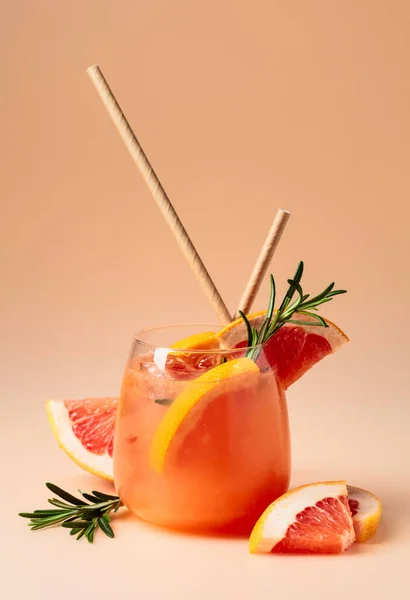 Cocktail Med Grapefrukt Rosmarin Och Fryst Glas — Stockfoto