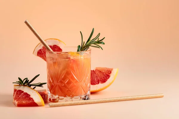 Cocktail Med Grapefrukt Rosmarin Och Kristallglas Kopiera Utrymme — Stockfoto