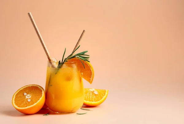 Cocktail Mit Orange Rosmarin Und Eis Einem Gefrorenen Glas Kopierraum — Stockfoto