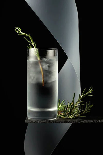 Cocktail Gin Tonic Met Ijs Rozemarijn Een Zwarte Achtergrond — Stockfoto