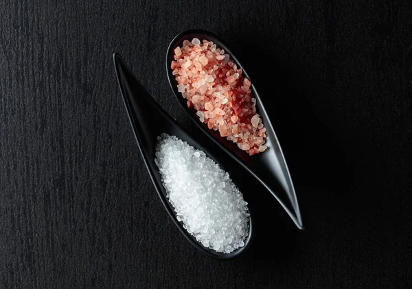 Biała Sól Morska Różowa Sól Himalajska Czarnym Ceramicznym Stole Widok — Zdjęcie stockowe