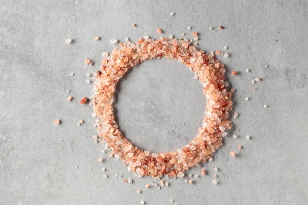 粉红的喜马拉雅山盐放在白色石桌上 — 图库照片