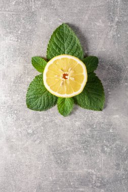 Lemon slice and mint leaves, top view.