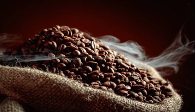 Orta pişmiş kahve çekirdekleri çuval içinde dumanlıdır..