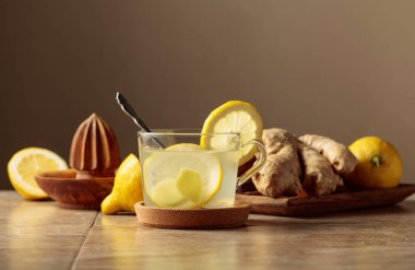 Mutfak masasında limonlu zencefil çayı. Boşluğu kopyala.